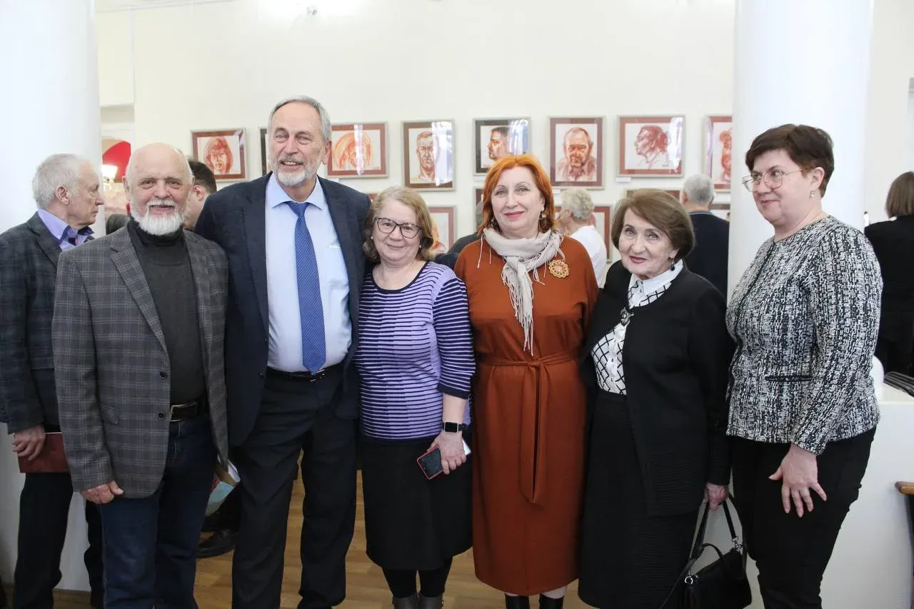 «По зову сердца»: выставка портретов волонтёров СВО на Алтае