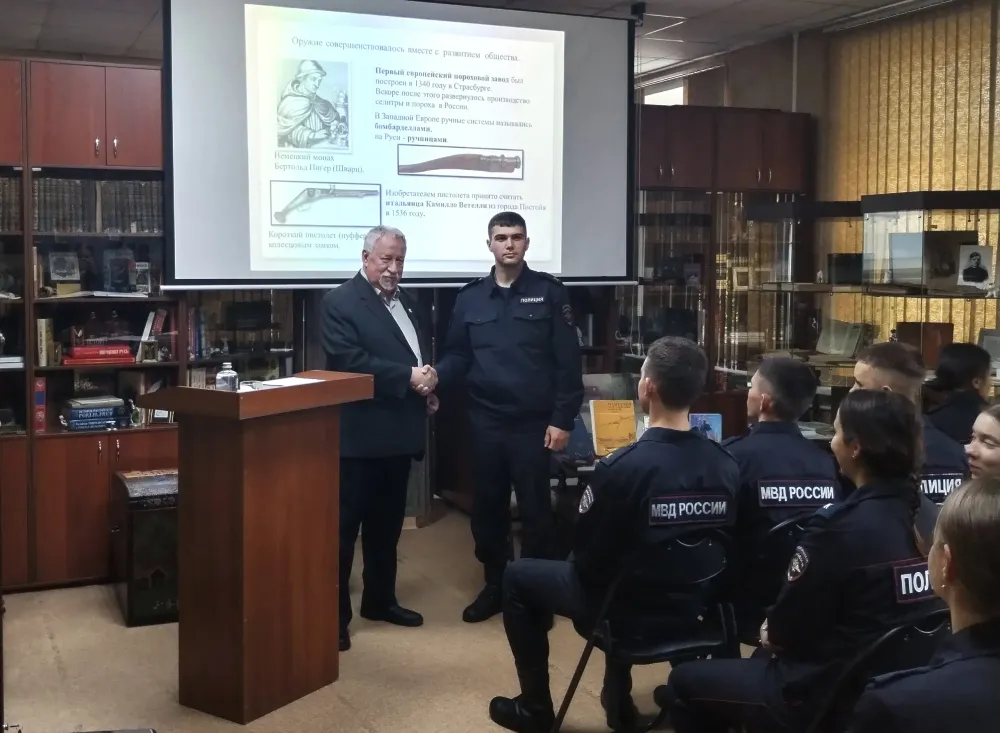 В Барнауле писатель-краевед познакомил будущих сотрудников МВД с историей стрелкового оружия