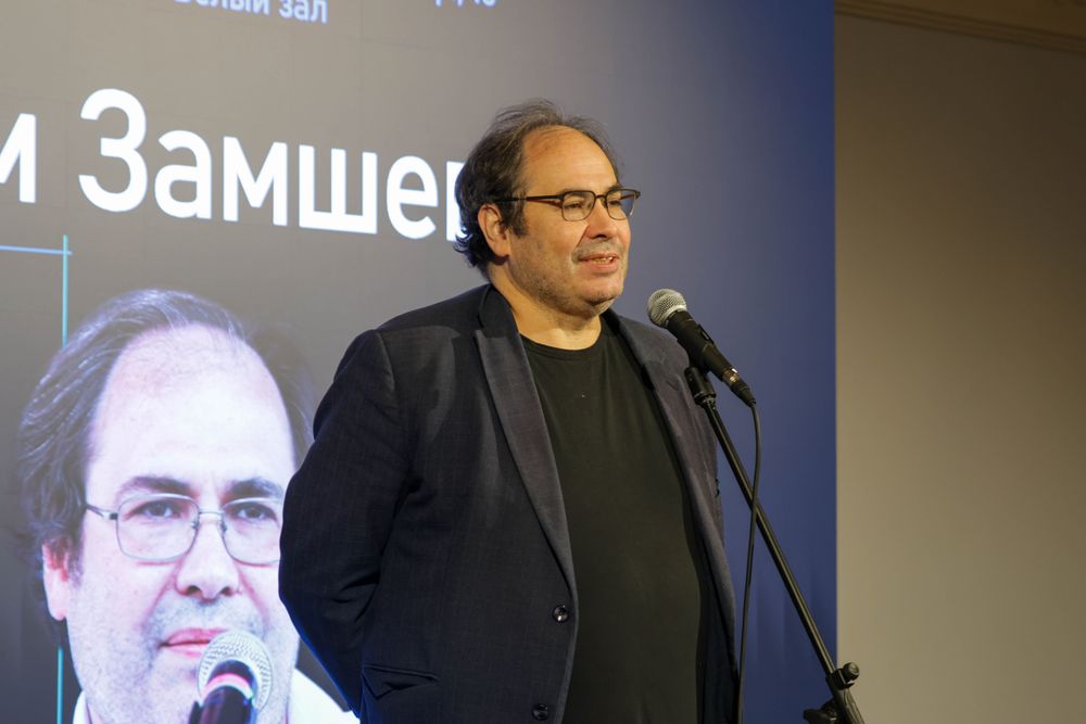 «Я поддерживал огромную силу воли, чтобы не переставать писать…»: презентация книги Максима Замшева «Незаживающее» в Белом зале СПР