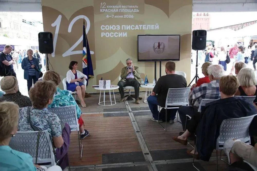 «Литература снова собирает полные залы»: как прошёл первый день площадки Союза писателей России на фестивале «Красная площадь»