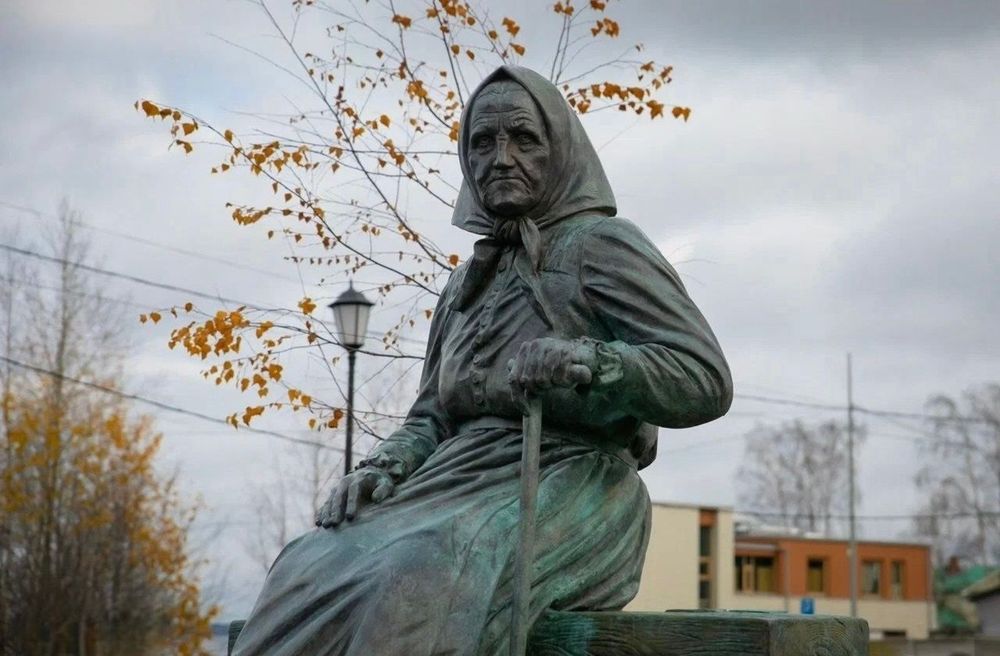 В Карелии открыли памятник легендарной сказительнице Ирине Федосовой