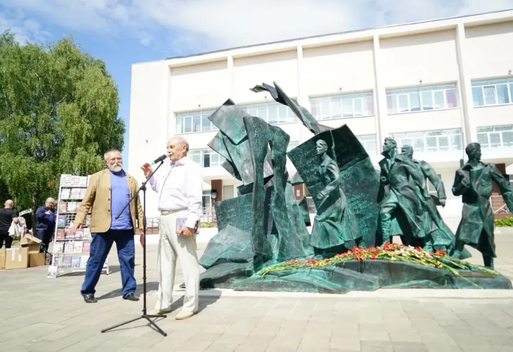 В Козельске открыли памятник «Писательской роте»