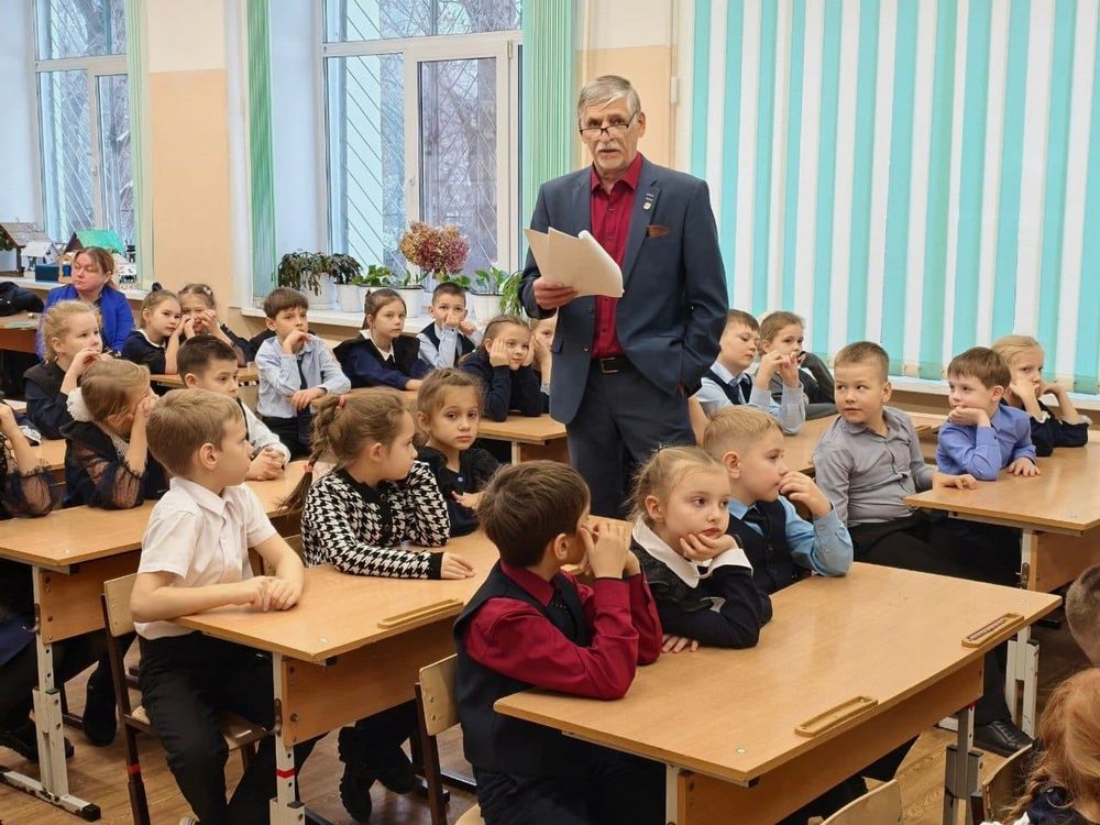 Юные моряки встретились с хабаровским писателем