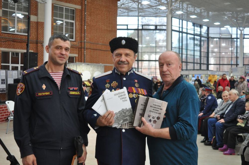Тульские казаки в едином строю с писателями