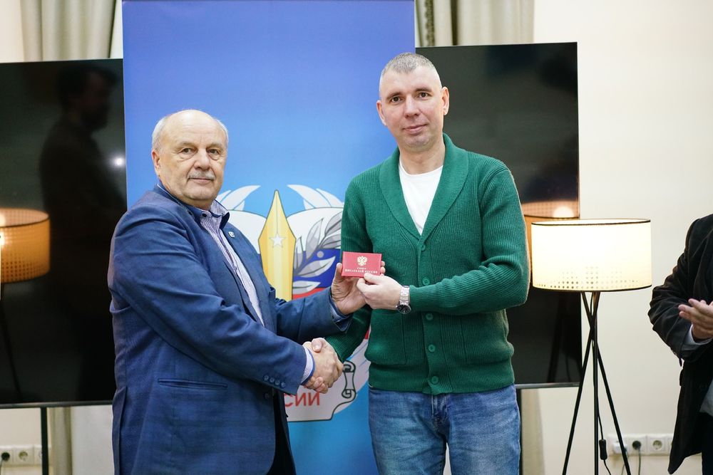 Писателю-фронтовику Антону Хрулёву вручён членский билет СПР