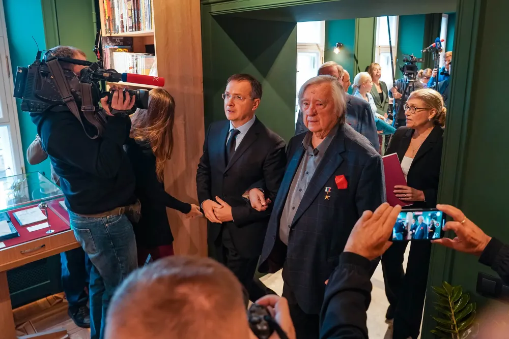 «Это место намолено. По-другому и не скажешь»: Владимир Мединский торжественно открыл «Книжную лавку писателей» в историческом здании СПР