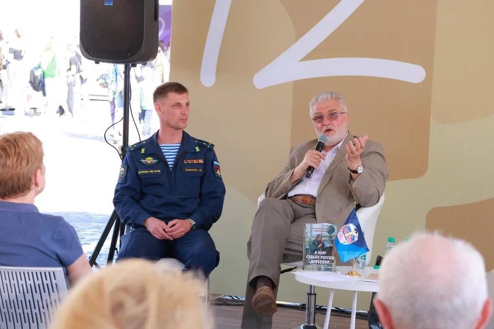 «Врожденный патриотизм»: как Юрий Поляков и поэт СВО Сергей Лобанов вернули фронтовую поэзию на Красную площадь
