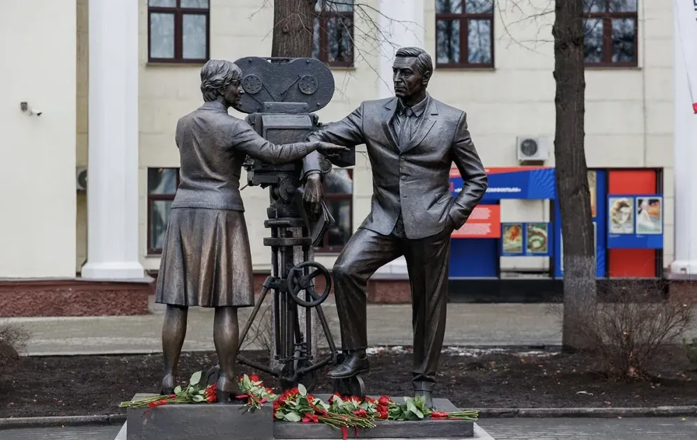 В Москве установили памятник создателям «Семнадцати мгновений весны»