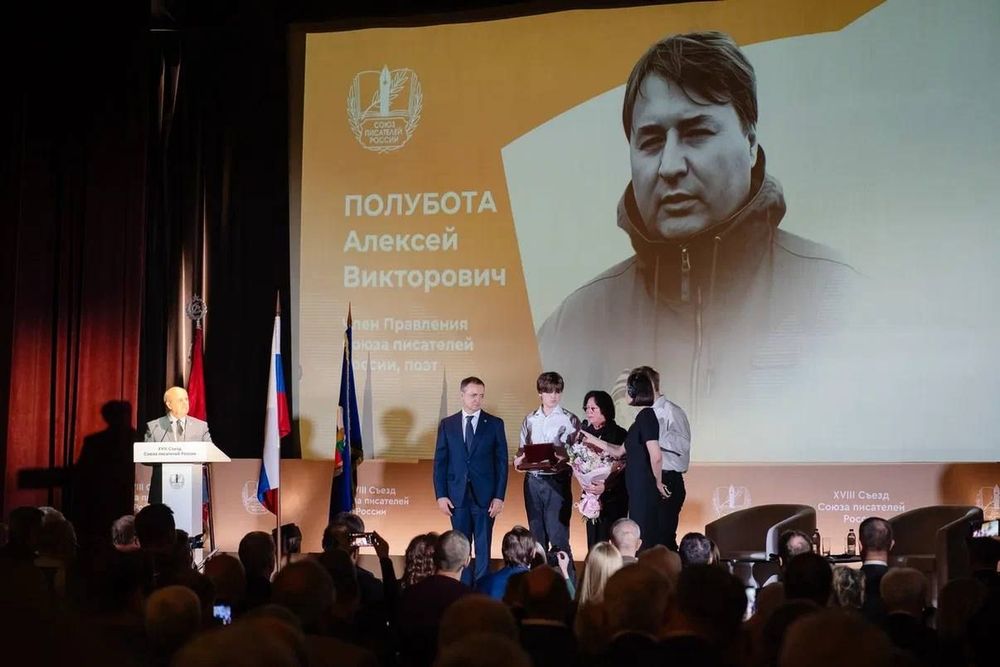 Владимир Мединский вручил орден Мужества матери, погибшего на СВО писателя Алексея Полуботы