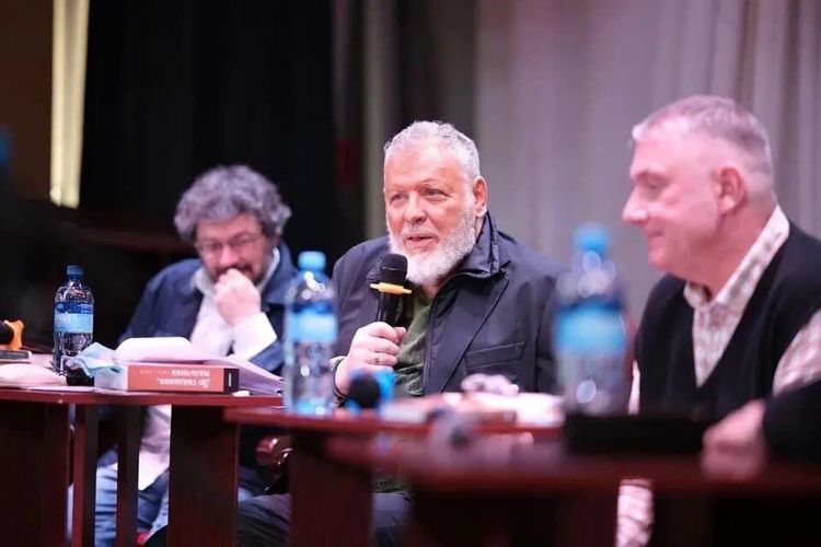 Когда сирень кипит со всех сторон