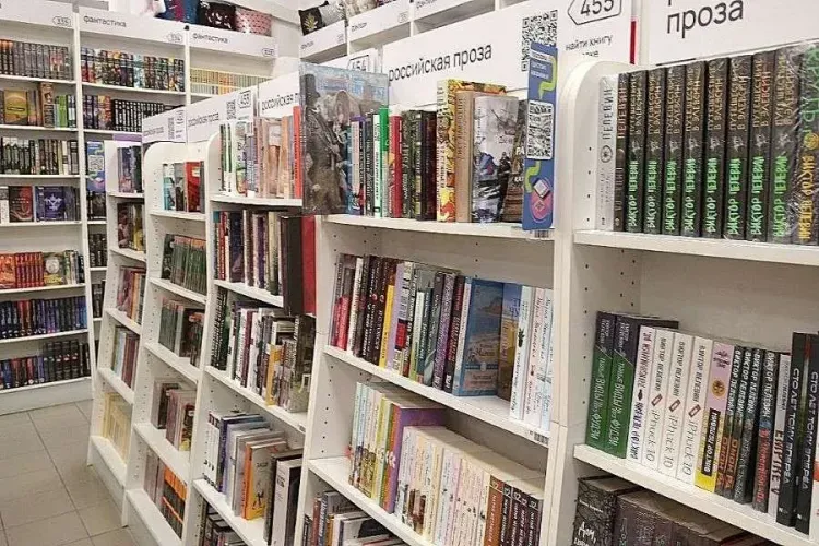 Книжные магазины убирают с полок книги иноагентов из-за изменений в законе
