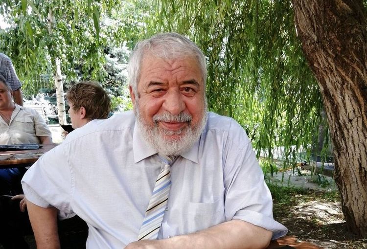 «Ты пошёл своим поэтическим путём»: к юбилею Магомеда Ахмедова