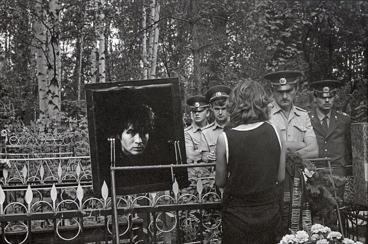 35 лет это видели лишь единицы — неизвестные фотографии с похорон Виктора Цоя