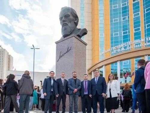 В Омске установили памятник Фёдору Достоевскому